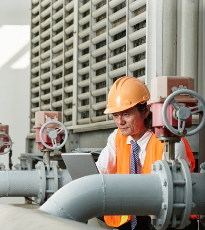 Engenheiro analisando dados de manutenção em campo