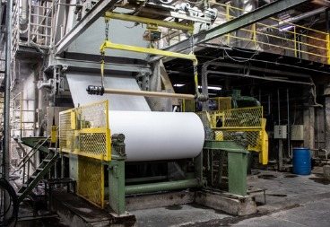 Máquina de papel em fábrica de celulose